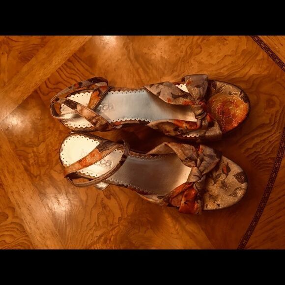 Glossy Beauty Wedges - Picture 7 of 8